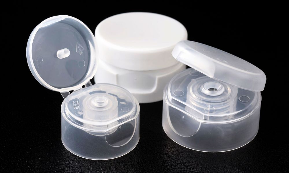 ¿Cómo influyen las tapas y cierres en la conservación del producto cosmético?